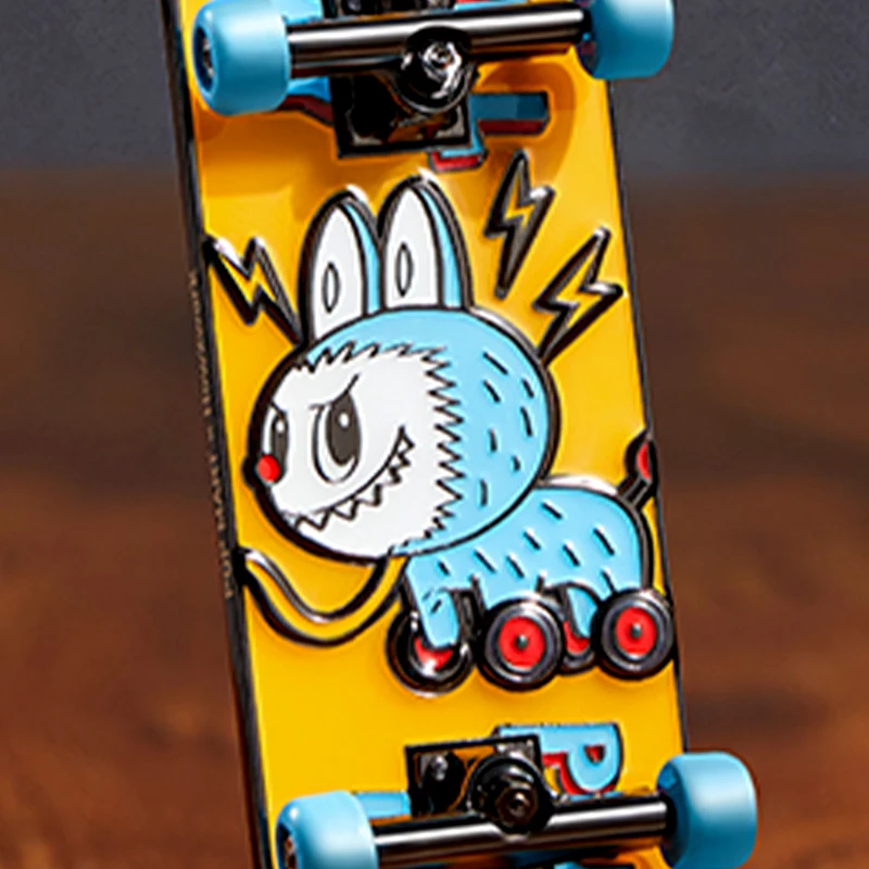 POP MART A Série Brinquedos Monstros, Dedo Skate, Emblema Labubu, Figura Kawaii, Presente Brinquedo Infantil