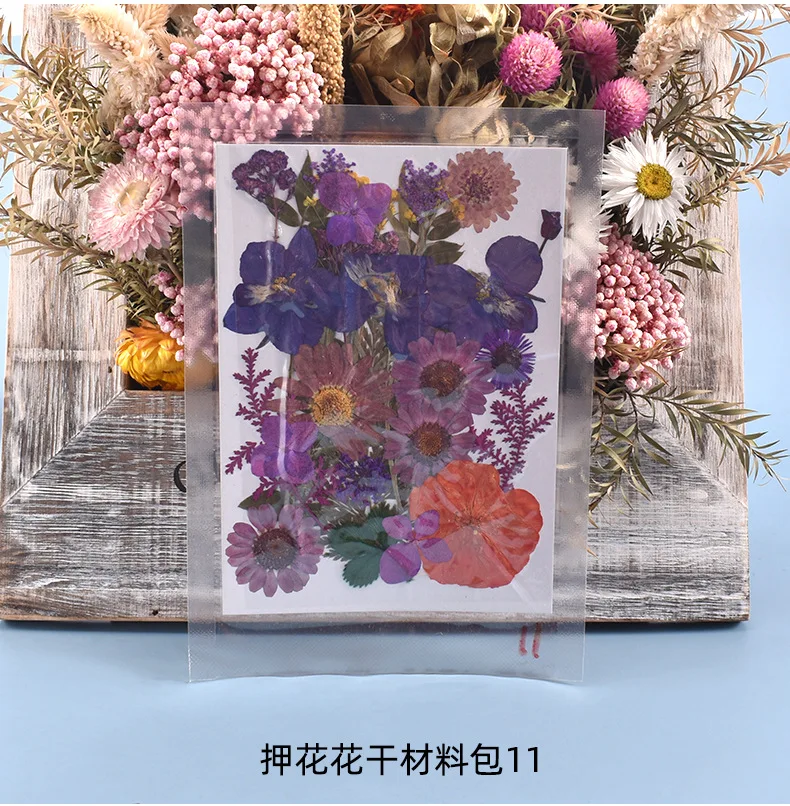 Many kinds of compressed dried flowers are used to make accessories and crafts filled with epoxy resin silicone molds