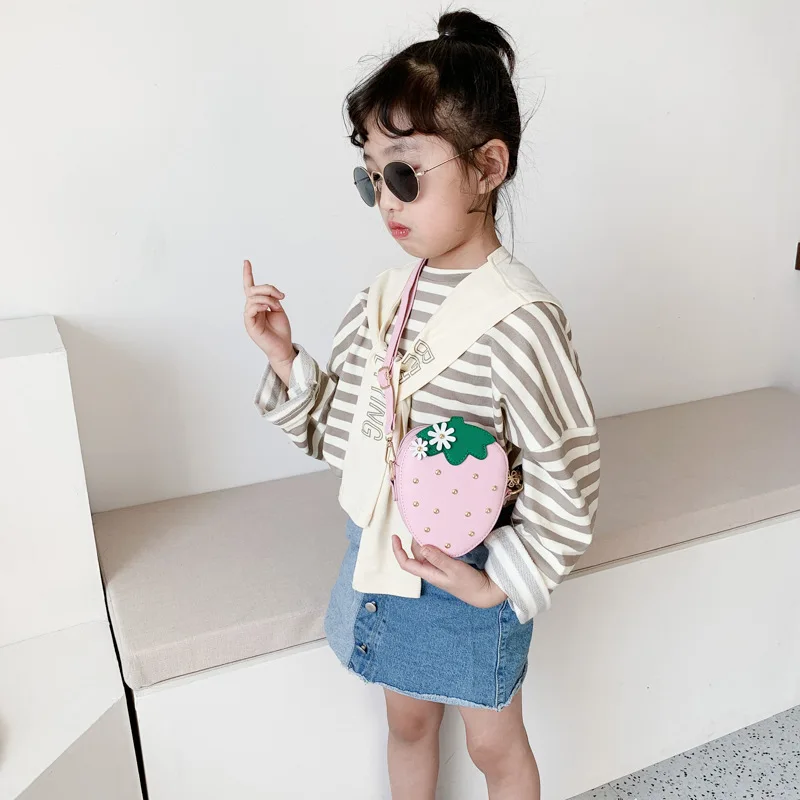 Bolsos cruzados de fresa para niños, Mini bolso de hombro de cuero PU para niñas, monedero con remaches, accesorios bonitos para bebés, moda