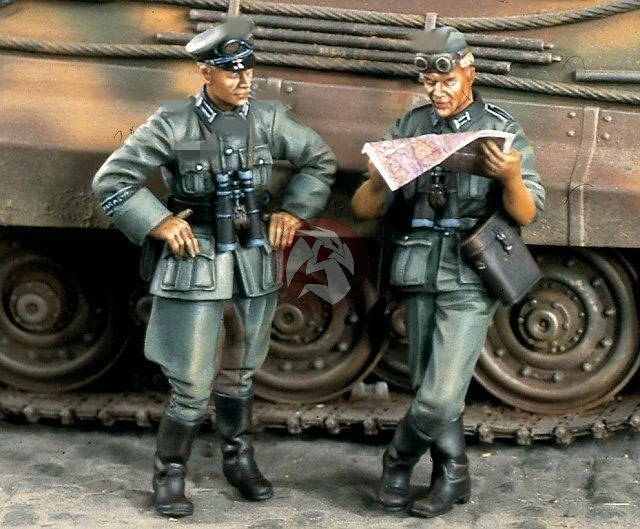 1/35 Resin Figure model kits Historical military checking the map 2 figures Unassembled and unpainted