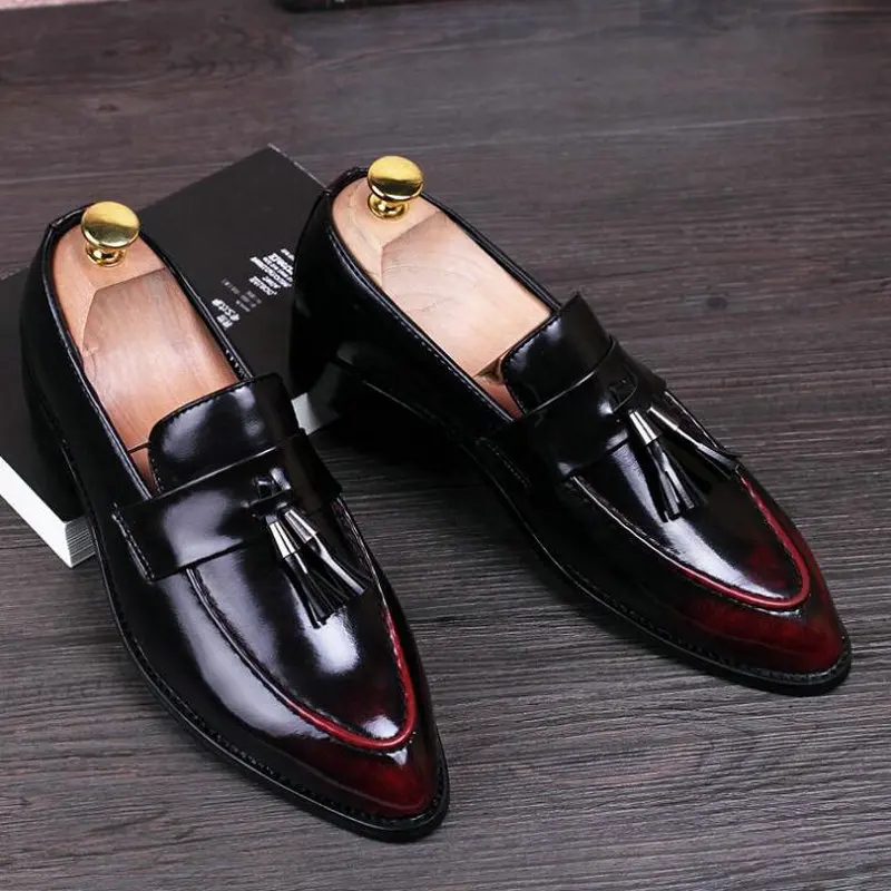 

Brand Male Formal Flats Fashion Oxfords Brogue Shoes Mens Pointed Toe Dress Wedding Shoes Famous Tassel Footwear 559