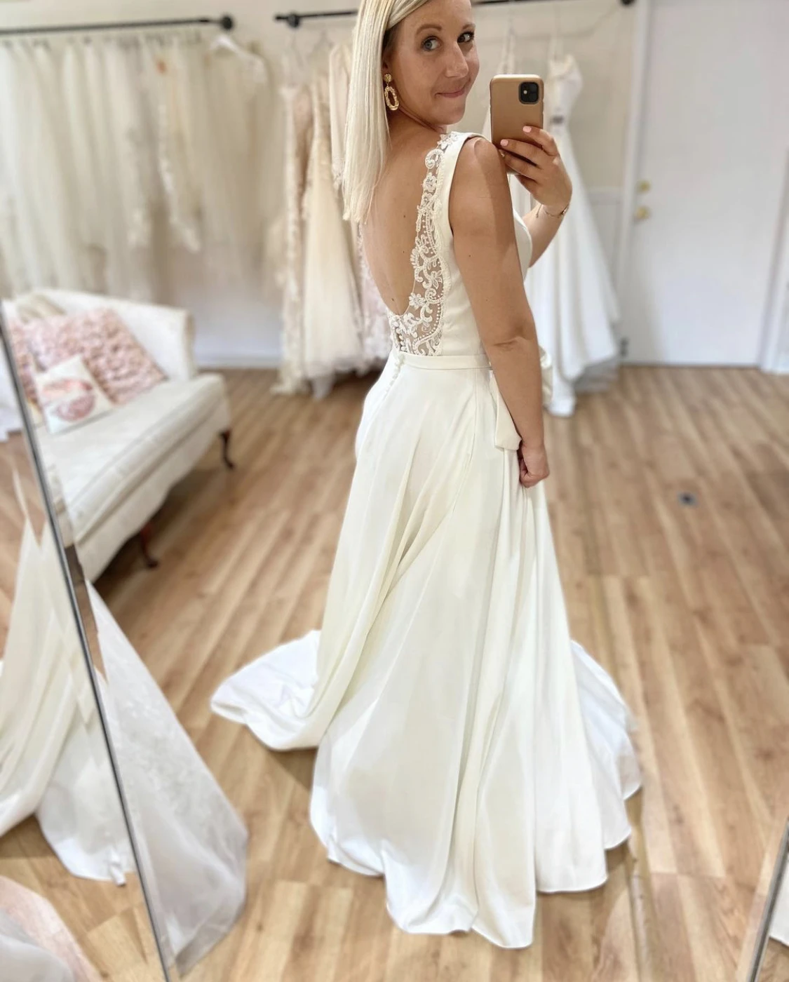 Vestido de casamento linha a profundo v-neck laço apliques botão sem costas andar comprimento varredura trem lindo vestido de noiva feito sob encomenda