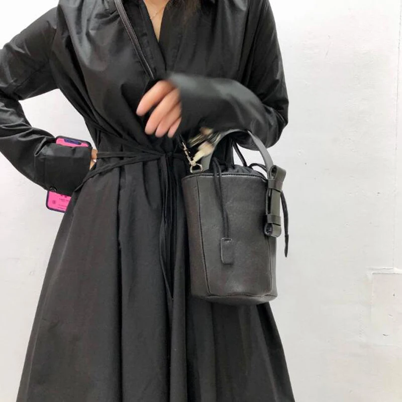 Borsa Shopping a secchiello in morbida pelle di pecora firmata da donna nera con spalla in vera pelle di moda