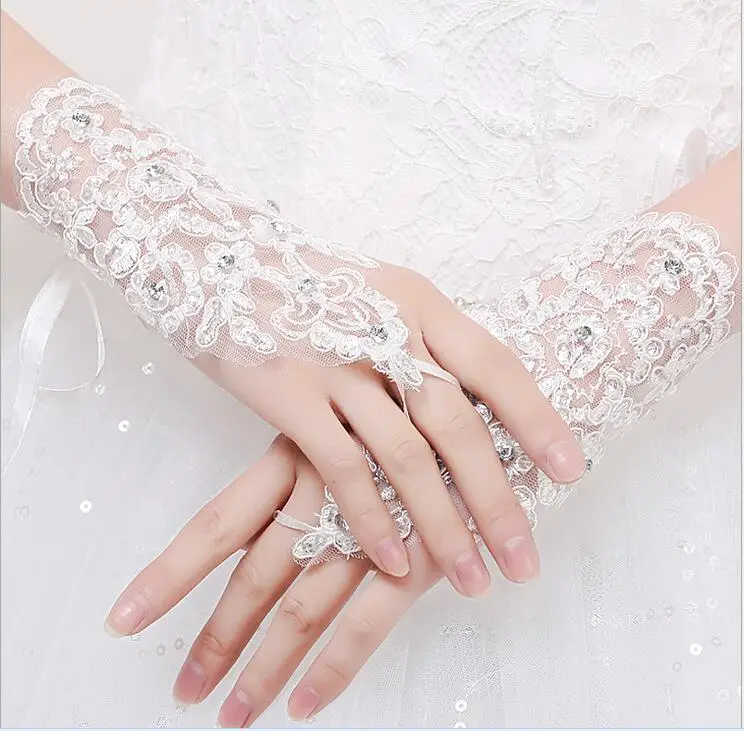 Élégant perlé dentelle Satin court gants De mariée 2020 sans doigts gants De mariage blanc ivoire accessoires De mariage Veu De Noiva