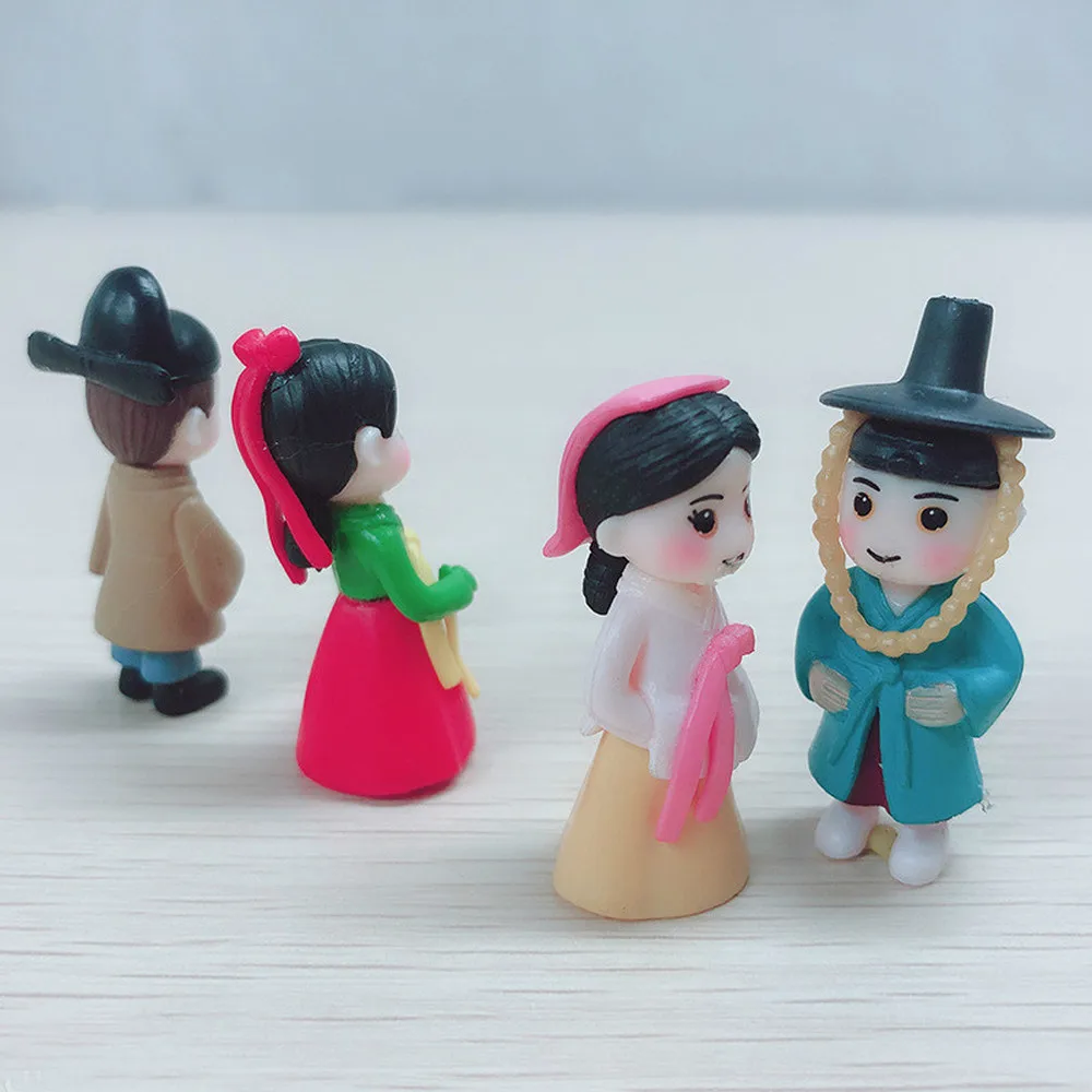 2pcs Cartoon Sweetheart Micro Landscape Decor Cute Korean Couple Cartoon Plastic Character Small Ornament Wedding Accessories