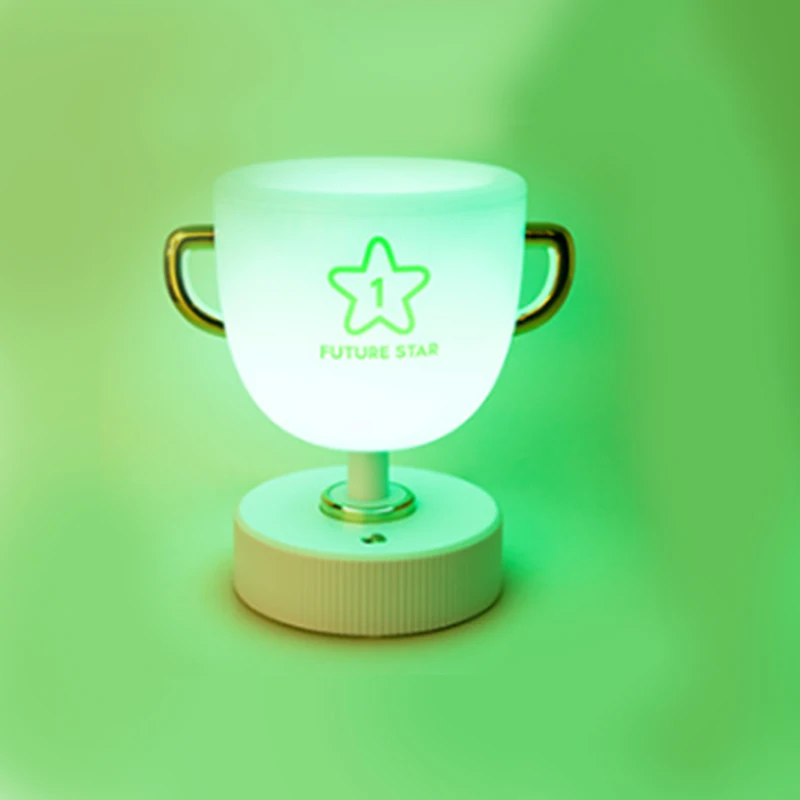 Trophy ไฟกลางคืน LED ผู้ถือปากกาโคมไฟตั้งโต๊ะ Creative USB รีโมทคอนโทรลที่มีสีสันบรรยากาศเดสก์ท็อป Creative Trophy Light