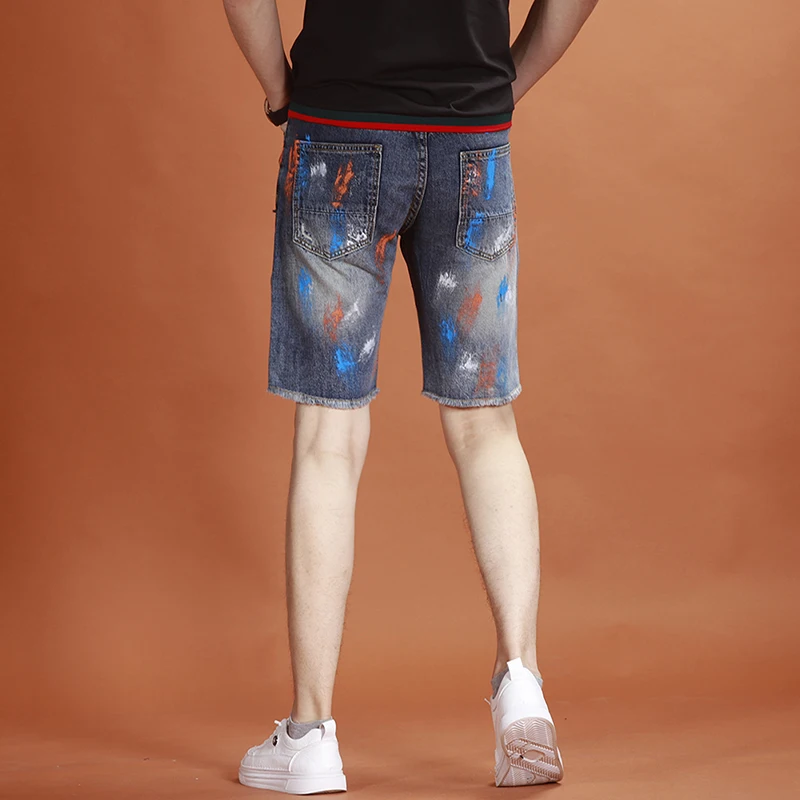 Рисунок 5 - Мужские рваные джинсовые шорты с рисунком