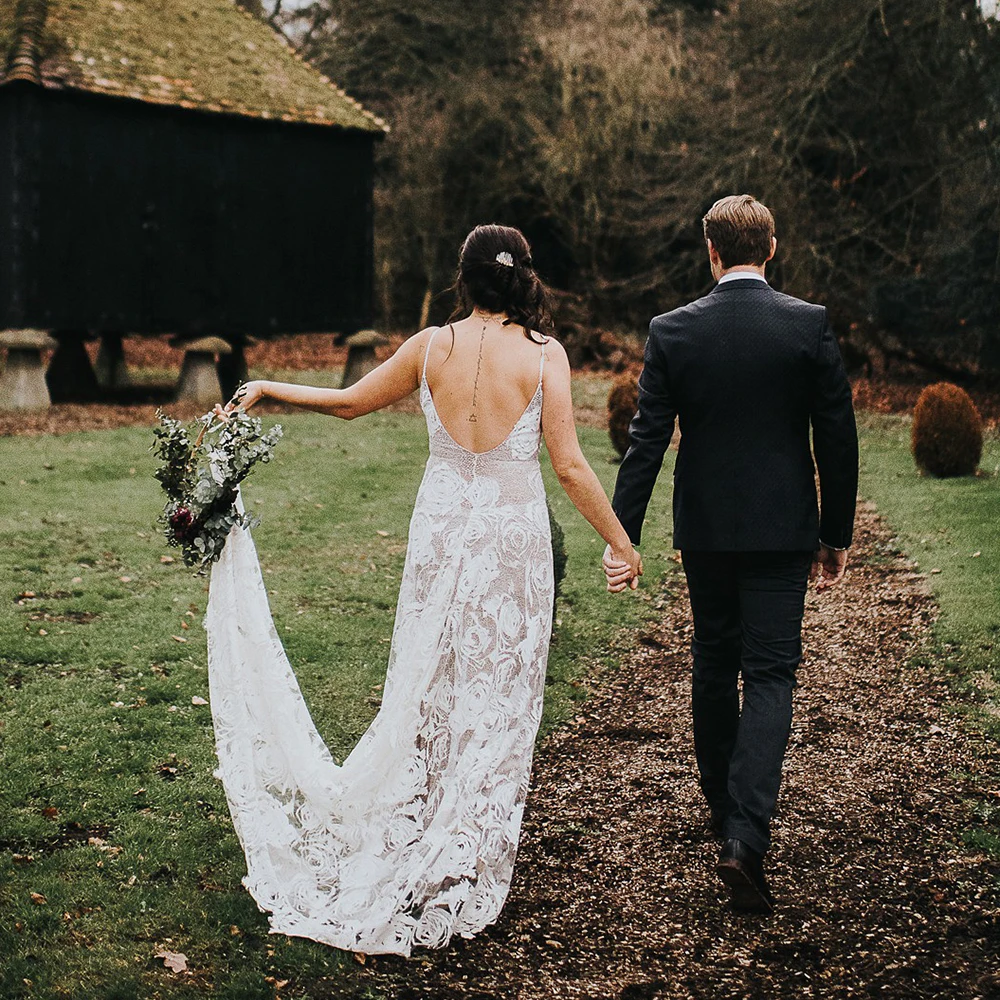 Vestido de noiva de renda com alças espaguete, costas nuas, sexy, decote em v, personalizado, romântico, floral, sereia, jardim rústico