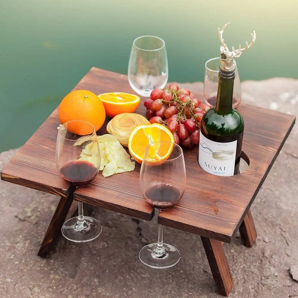 Mesa de acampamento dobrável com cremalheira de vidro, mesa de madeira portátil ao ar livre, frutas e vinho, piquenique e viagens