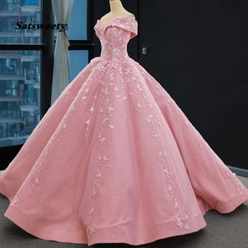 High-end-Candy Rosa Prom Kleider Ballkleid Off-Die-Schulter Blume Appliques Spitze Sweep Zug Rüschen backless Quinceanera Kleid