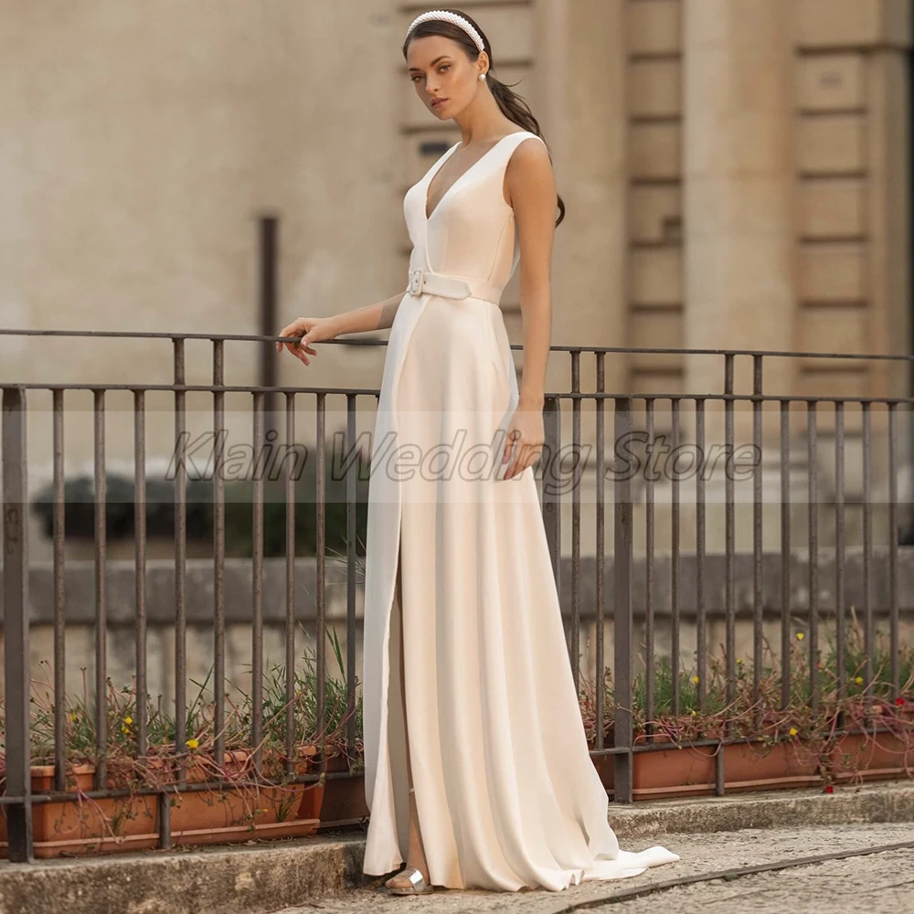 Charmante robe de mariée ligne a, sans manches, longueur au sol, avec traîne, col en v, avec ceinture, haute qualité