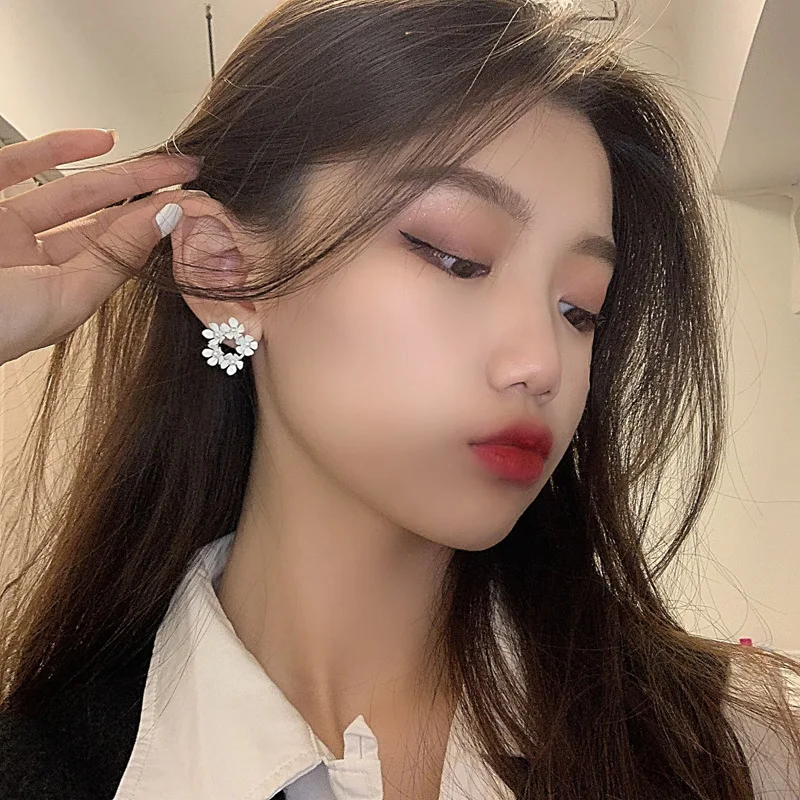Korean Small Flower Circle Clip Earrings for Women No Pierced Ears Sweet White Flower Pearl Clip on Earrings Without Piercing