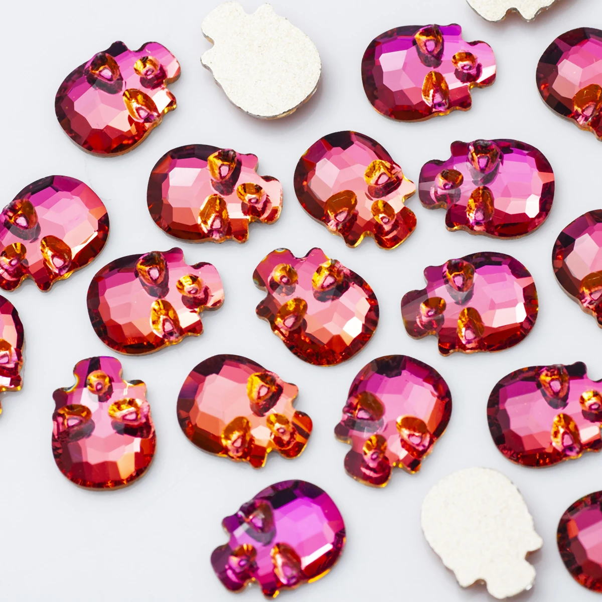 100 Stück Flache Totenkopf-Strasssteine 6x8mm 8x10mm in verschiedenen Farben, Kristallglassteine für DIY-Kleidungsdekoration und Nagelkunst-Zubehör – Detail 2