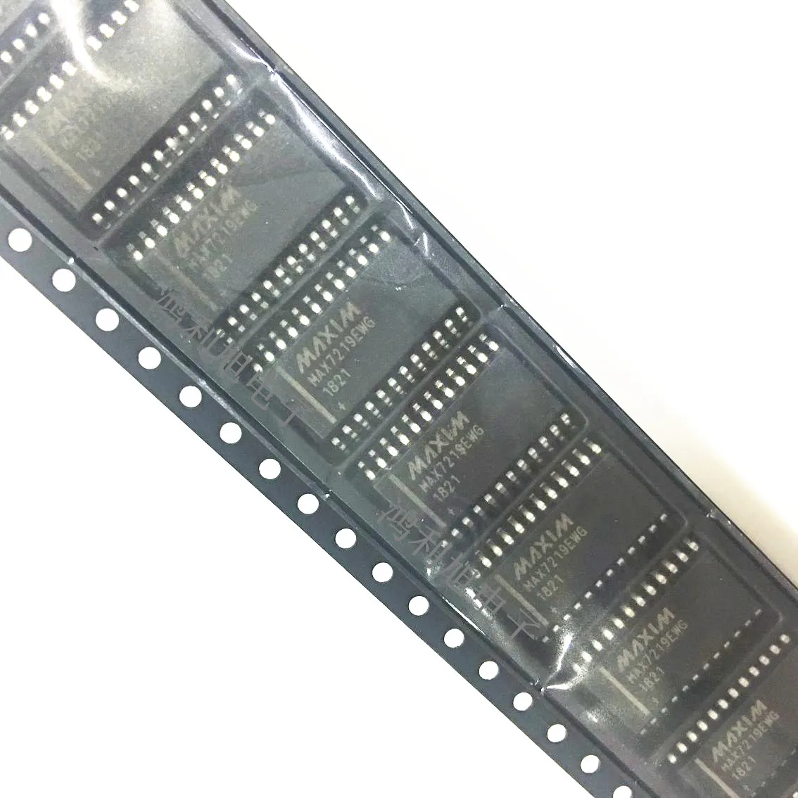 

10PCS/Lot MAX7219EWG LED Driver 64 Segment 330000uA Supply Current 24-Pin SOIC W