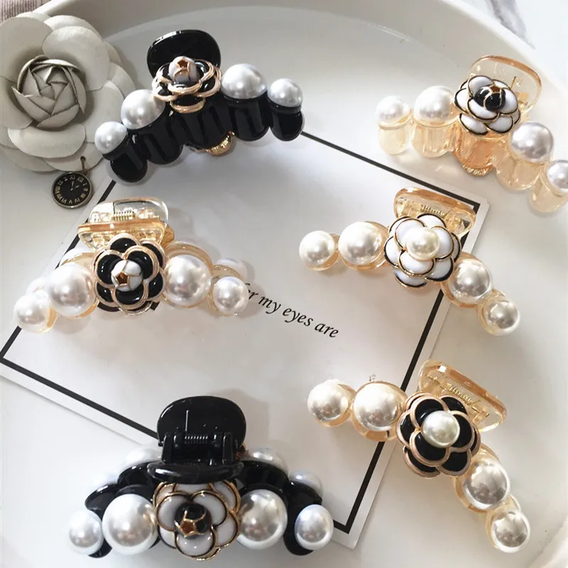 Eleganckie kamelii perłowe spinki do włosów spinki do włosów dla kobiet 2024 kwiat róży Rhinestone akrylowe akcesoria do włosów zacisk hurtownia
