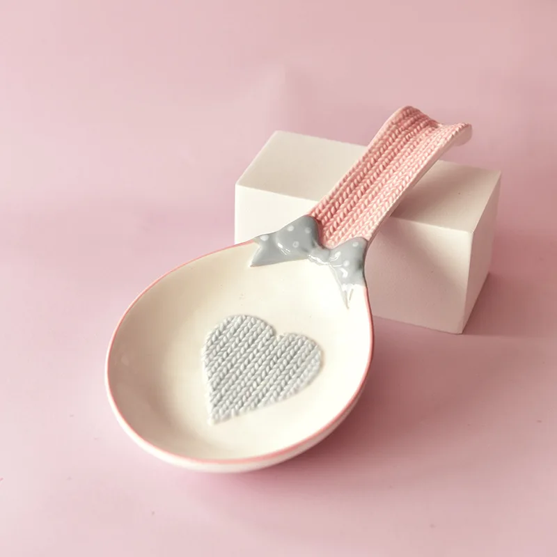 Pink girl heart ceramic spoon holder spoon holder household spoon holder can be decorated ornaments across the mirror export.