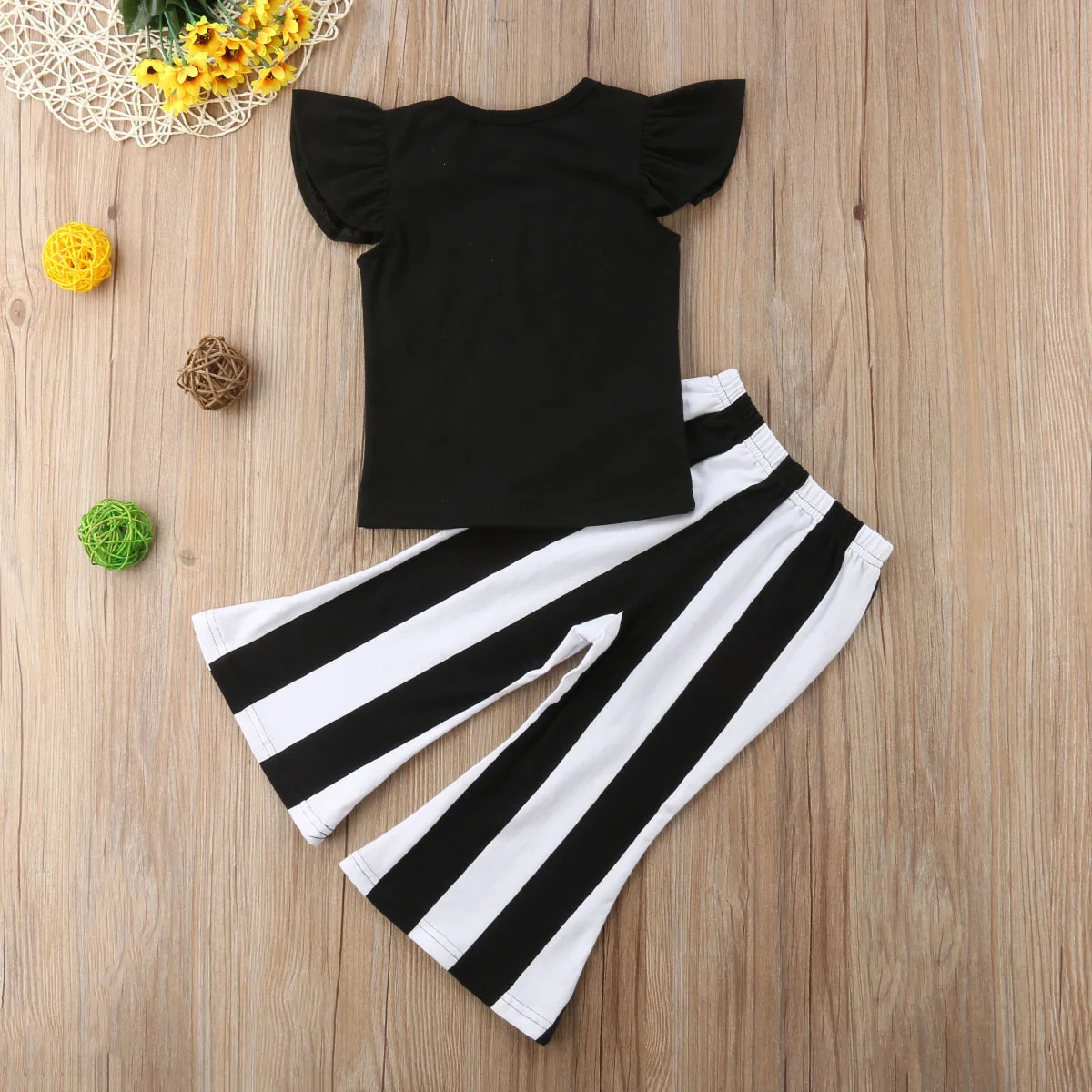Conjunto de ropa de 2 piezas para niñas pequeñas, camisetas negras de manga corta de pétalos, Tops, pantalones acampanados a rayas, trajes