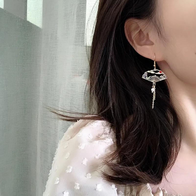 Chinesischer Stil Faltfächer-Design Kranich-Wolken-Hängeohrringe für Frauen Hohle Asymmetrische Tropfenohrringe Nationale Schmuckstücke – Detail 13