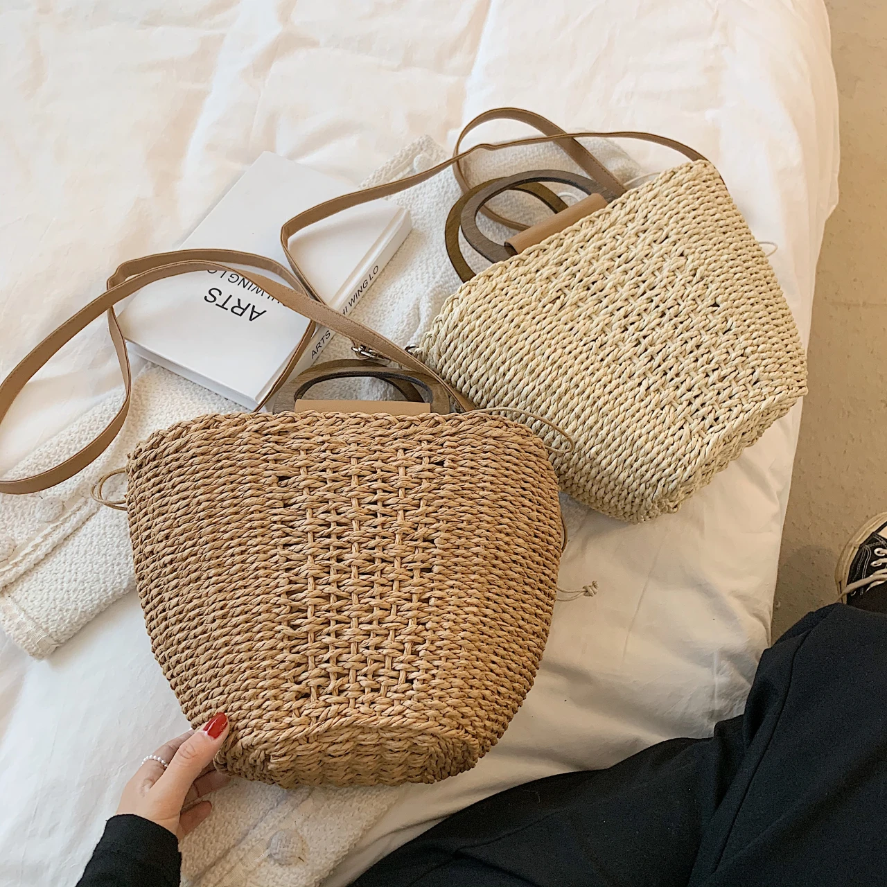 حقائب كروس صيفية للشاطئ مصنوعة من قش الروطان مع مقبض خشبي قصير 2021 حقائب يد ومحافظ للسيدات ذات علامة تجارية فاخرة