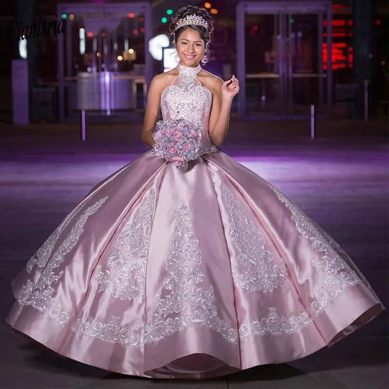 สีชมพู Halter เจ้าหญิงชุด Quinceanera Appliques ลูกไม้ประดับด้วยลูกปัด Puffy หวาน16ปาร์ตี้ชุดราตรี