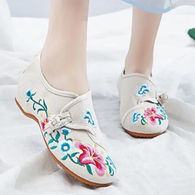 Kwiatowe haftowane buty dla kobiet Vintage Casual Loafers Canvas Dance Performance Shoe Ethnic Pumps Ladies Slingbacks Sandals