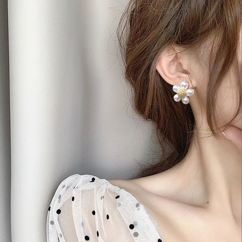 Korean Small Fresh Simulated Pearl Flower Clip on Earrings Daisy Flower Shape Pearl Clip on Earrings Without Piercing Female