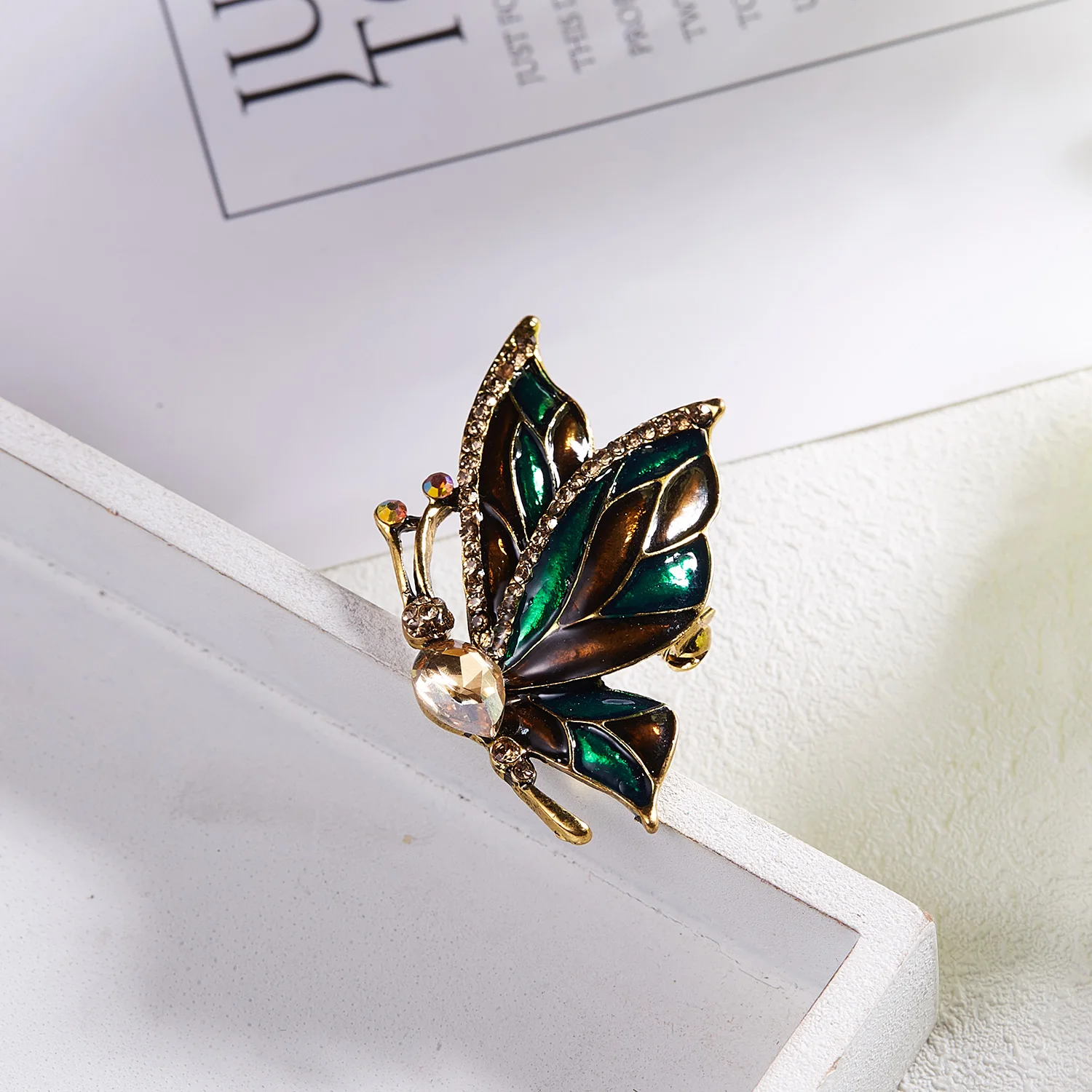 Rinhoo Vintage Butterfly Wings Brooch Elegant Animal Rhinestone Imitation Pearl Insect Butterfly Pin Badge Wedding Party Jewelry