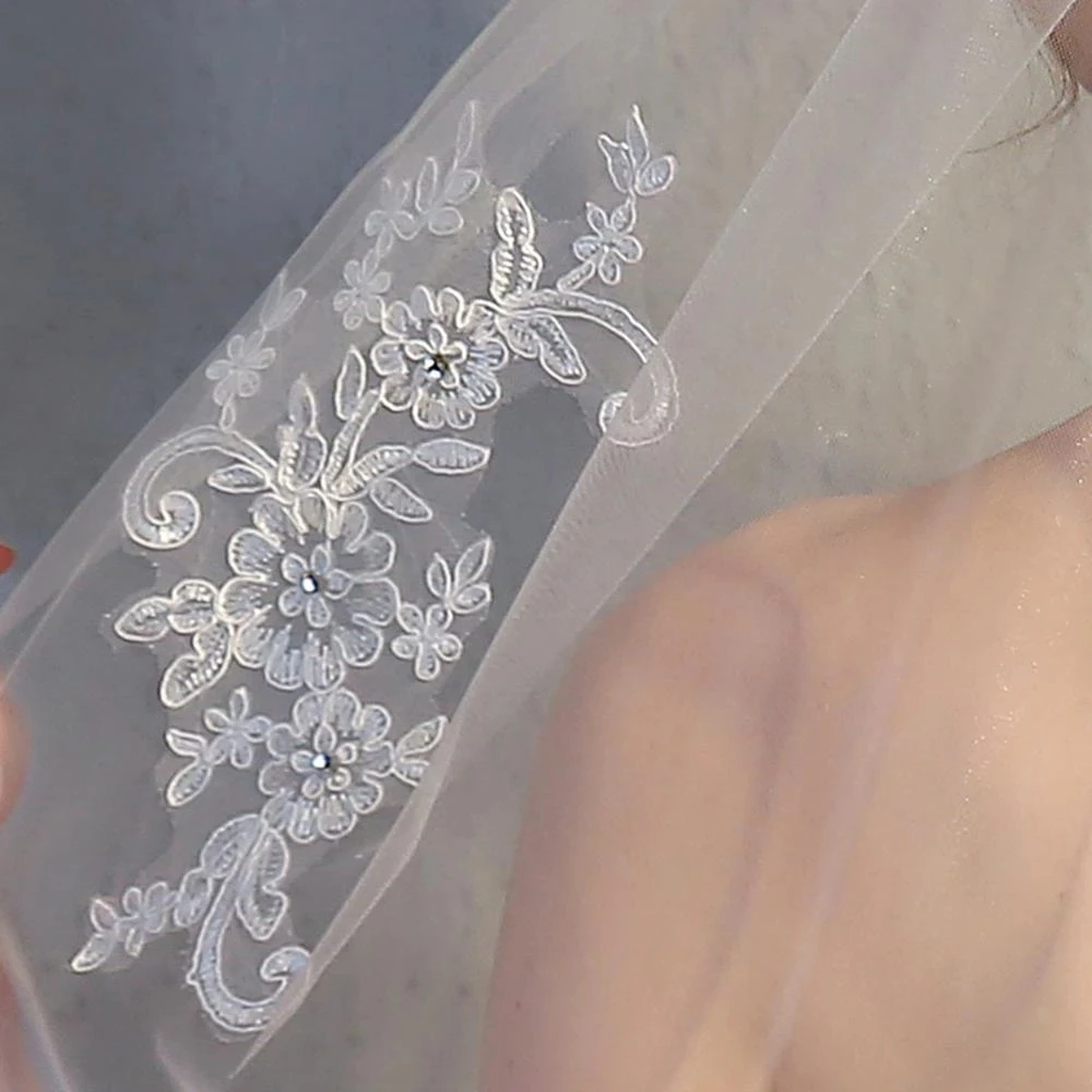 สีขาวงาช้างในสต็อกสั้นชั้นความยาวปลายนิ้ว Rhinestone Appliqued Wedding Veil เจ้าสาว Veils พ.VEIL กับหวี