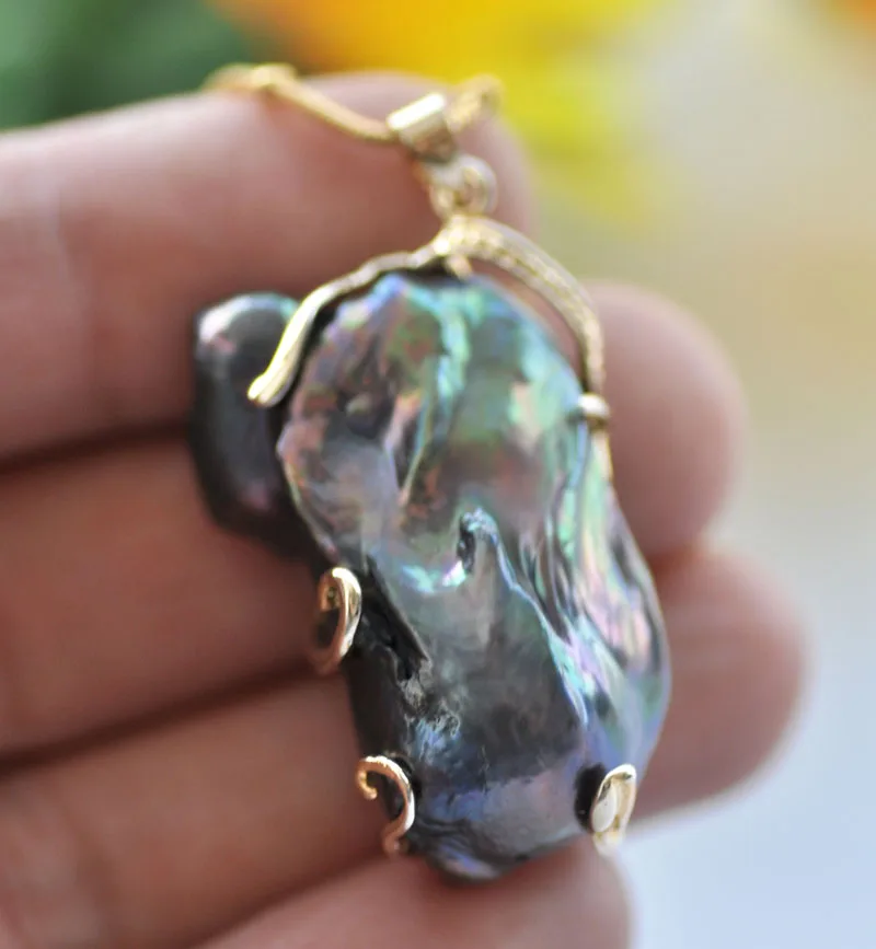 

P7080 35mm Peacock-Black Baroque Keshi Pearl Pendant