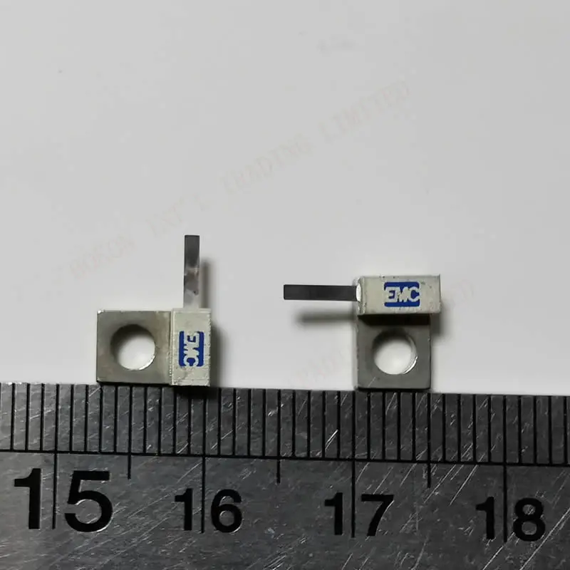 Fixation de la bride 10 ÜT 50 OHMS DC-10.0 GHz 32A1111F 10 consolidation 50 ohms DC-10GHz 32-1111 Résistance résistante à la charge