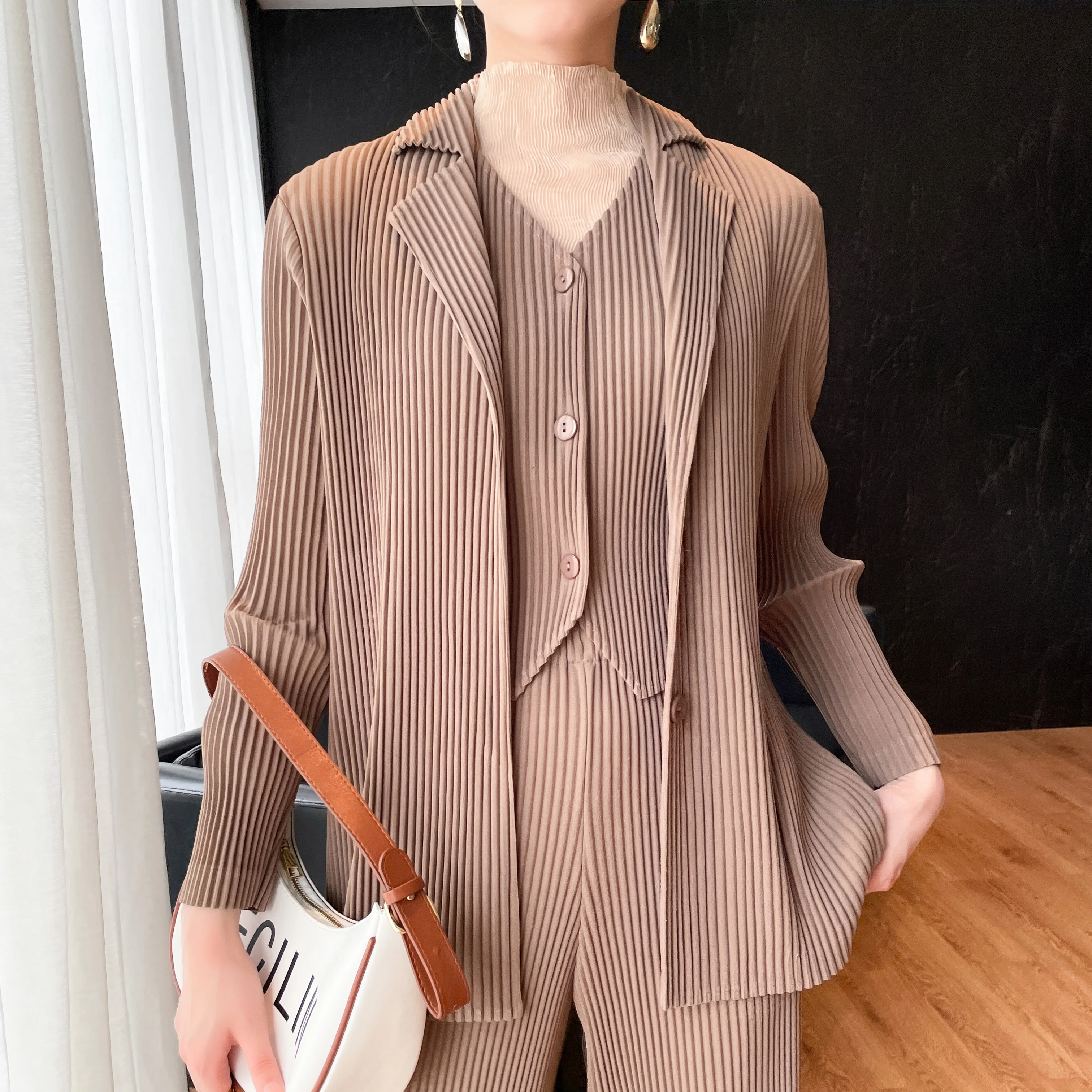 Autumn winter spring new 2022 Miyake pleated single-breasted Korean style suit collar temperament commuter three-piece set