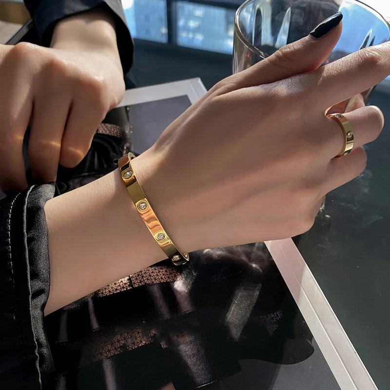 בליינגלס – תכשיטים של שחרור, סגנון ואמונה: חוות דעת מדויקת על בלאנג'ס ניידים לנשים ולגברים