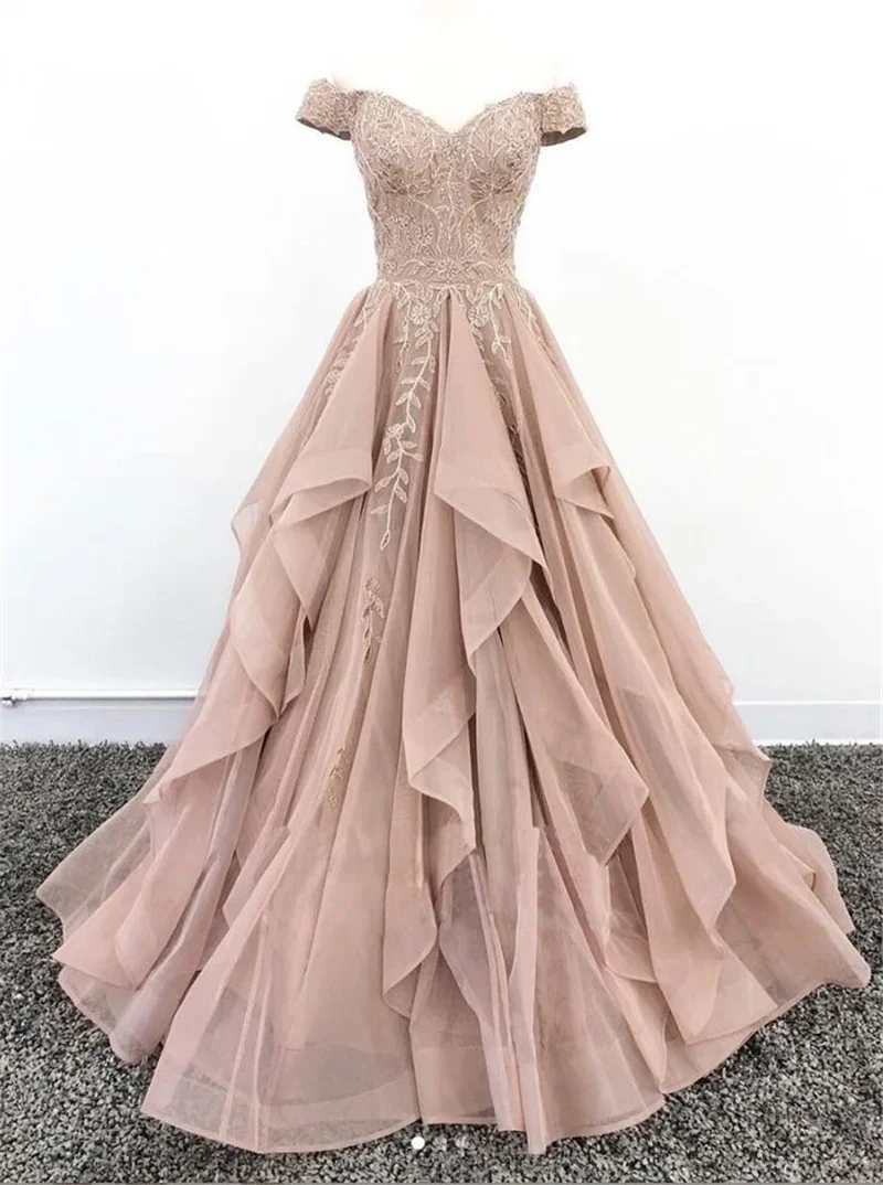 Dusty Pink Prom Dress Off Shoulder Pailletten Applique A-lijn V-hals Tiered Tulle Floor Lengte Avondjurk Платья Знаменитостей