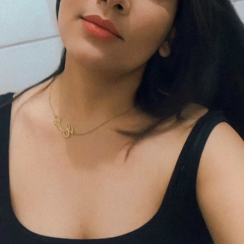 Collier avec Nom Personnalisé pour Femme et Fille, Pendentif avec Document localité, Plaque Nominative Personnalisée, Lettre de la raq, Bijoux Cadeaux