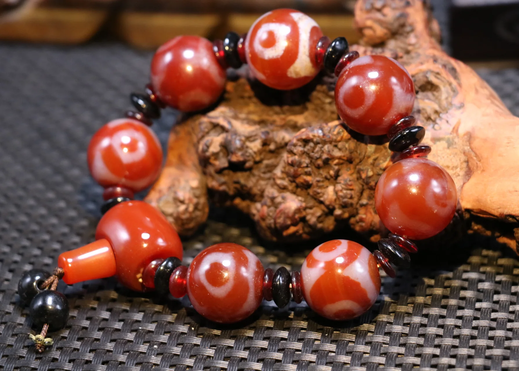 

Treasure Unique Energy Tibetan Red Agate 3 Eye Tiger Tooth Round dZi Bead Bracelet Amulet Timestown UPD21103A