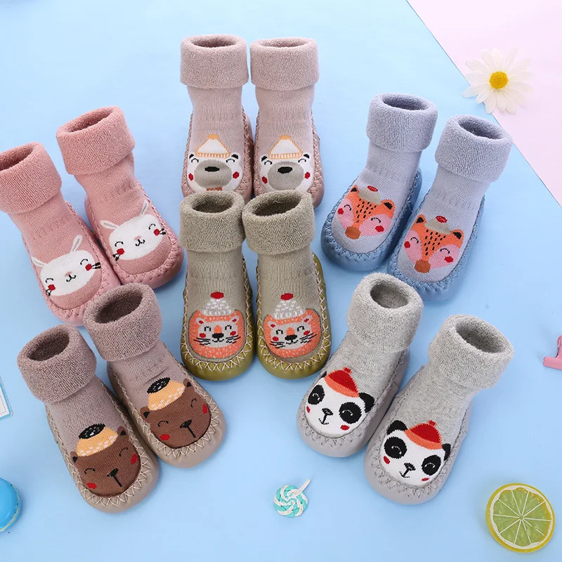 Kleinkind Innen Socke Neugeborenen Prewalker Kinder Baumwolle Socken Winter Dicke Terry Baby Mädchen Socke Gummi Sohle Infant Lustige Cartoon Socke