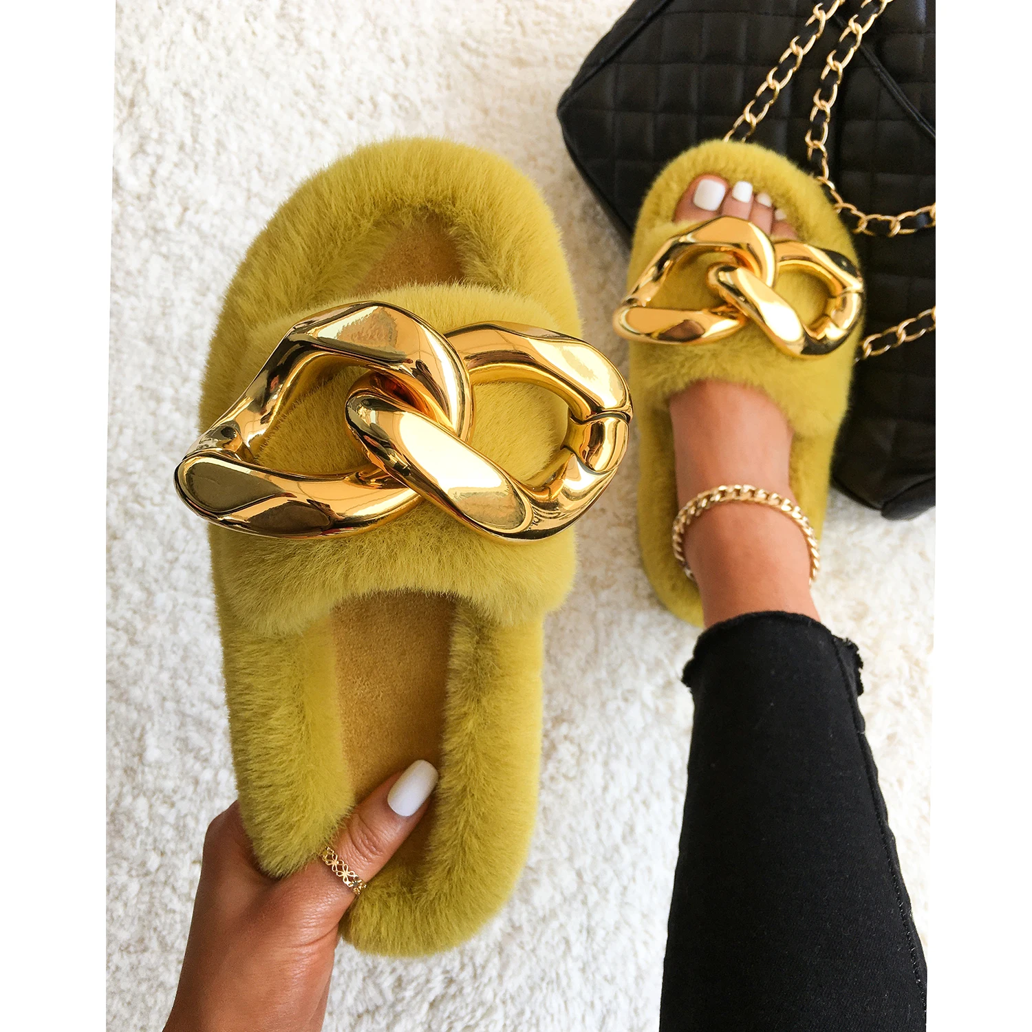 Furry Fur Slides Gold Chain Plush Slippers Fluffy Flip Flops Designer Faux Fur Slippers Cozy Slip On Flats Women's Fashion Shoes