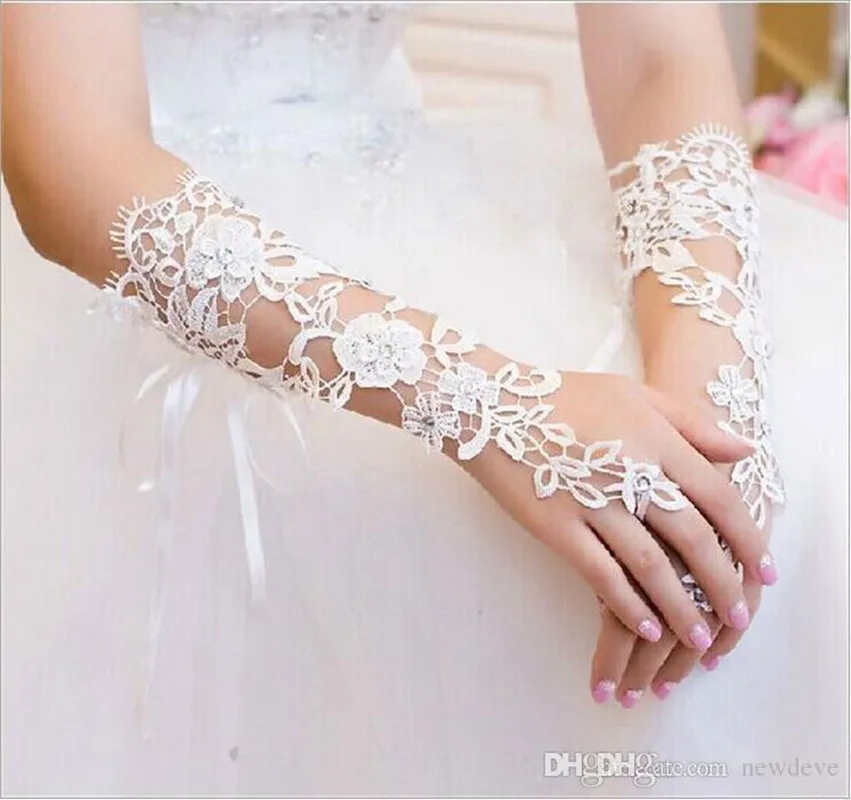 Accessoires de mariage, fascinateurs de mariée, pièces de tête en strass, couronnes diadèmes de mariée, gants de mariage, chaussures, en Stock