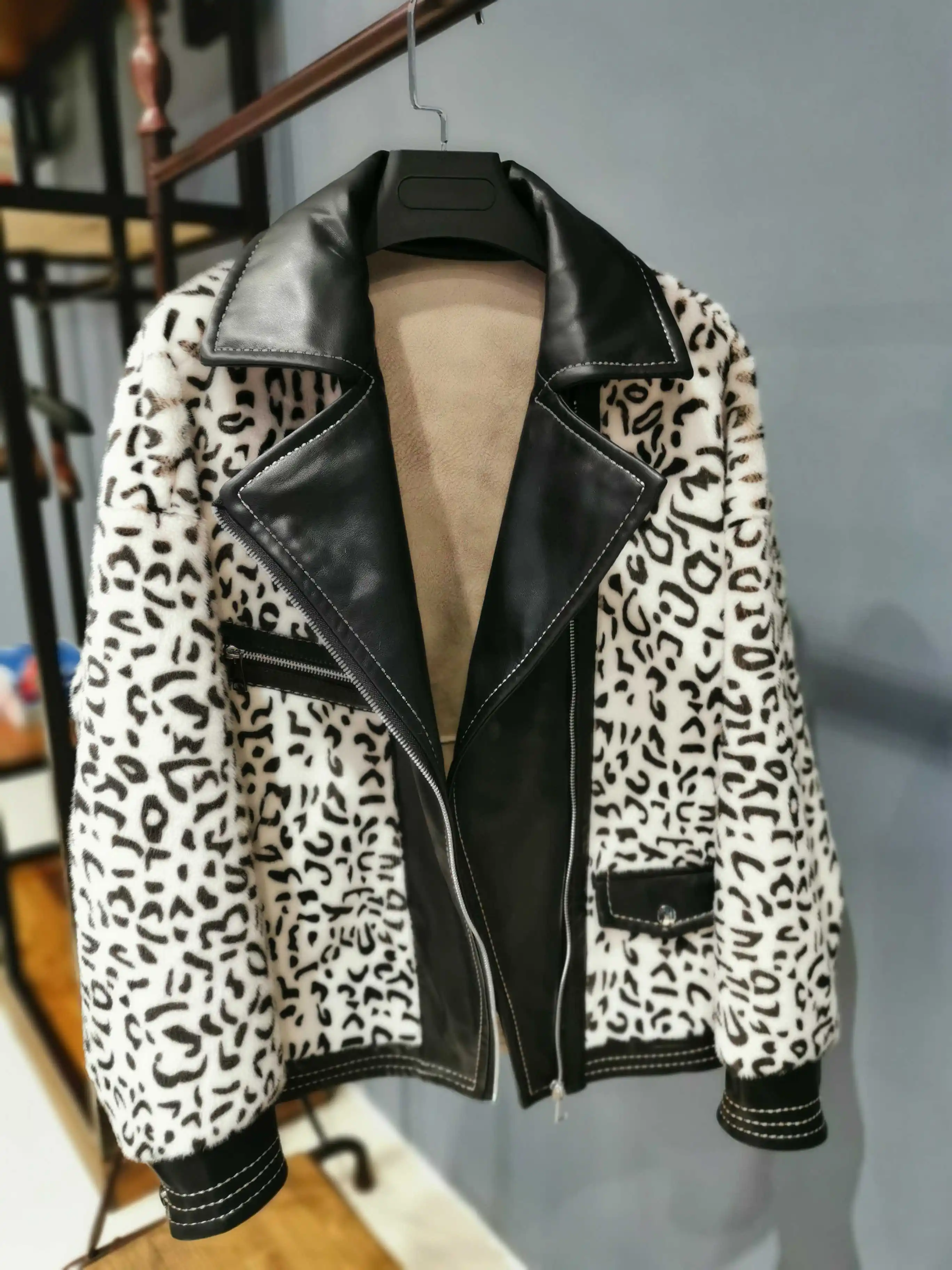 Winter jacket female short paragraph versatile gold velvet leather locomotive version lapel leopard fur coat netred