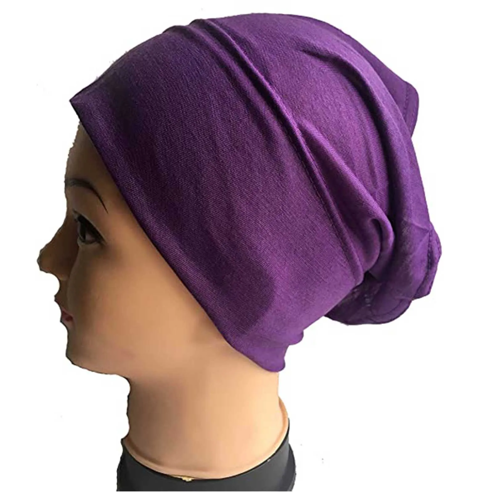 Chapéu feminino extensível sob o cachecol