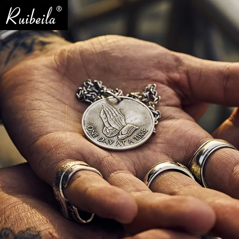 Ruibeila Mains en prière 925 Collier en argent Personnalité masculine Europe et Amérique Pendentif Hip Hop Ronde Hipster Hip Hop