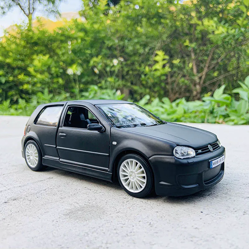 Maisto 1:25 Volkswagen Golf R32 simulation Die casting alloy car model crafts decoration collection toy tools gift