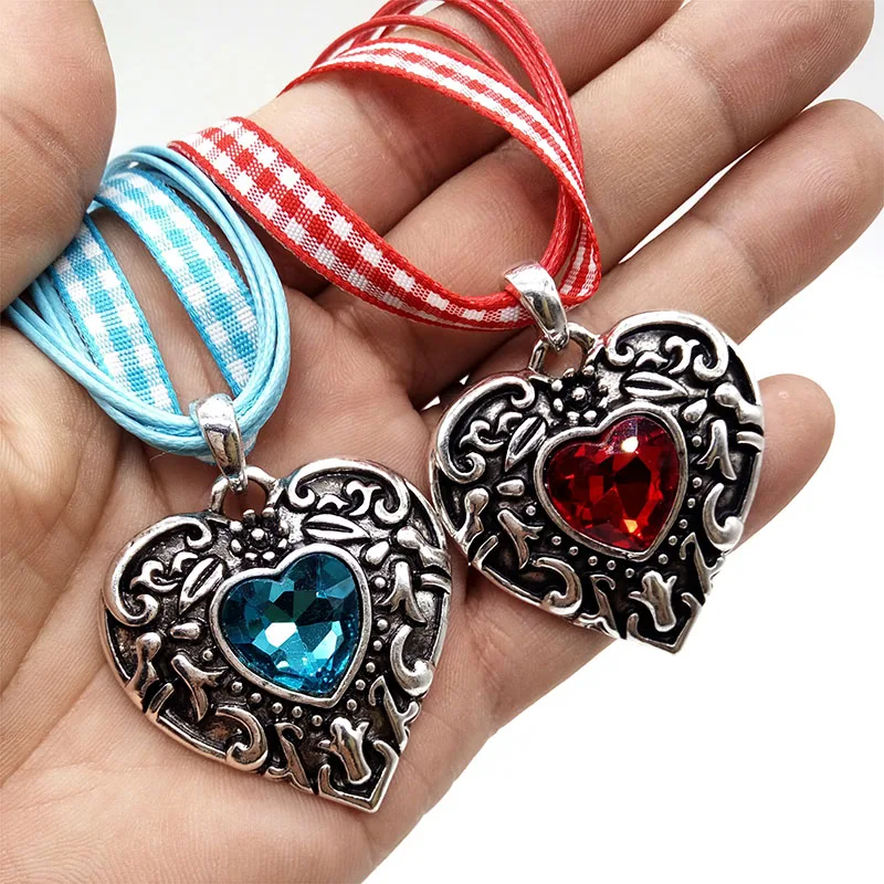 Vintage Heart Shape Engraved Edelweiss Flowers Pendants Necklaces for Women Charming Shiny Crystal Pendant Costume Jewelry New