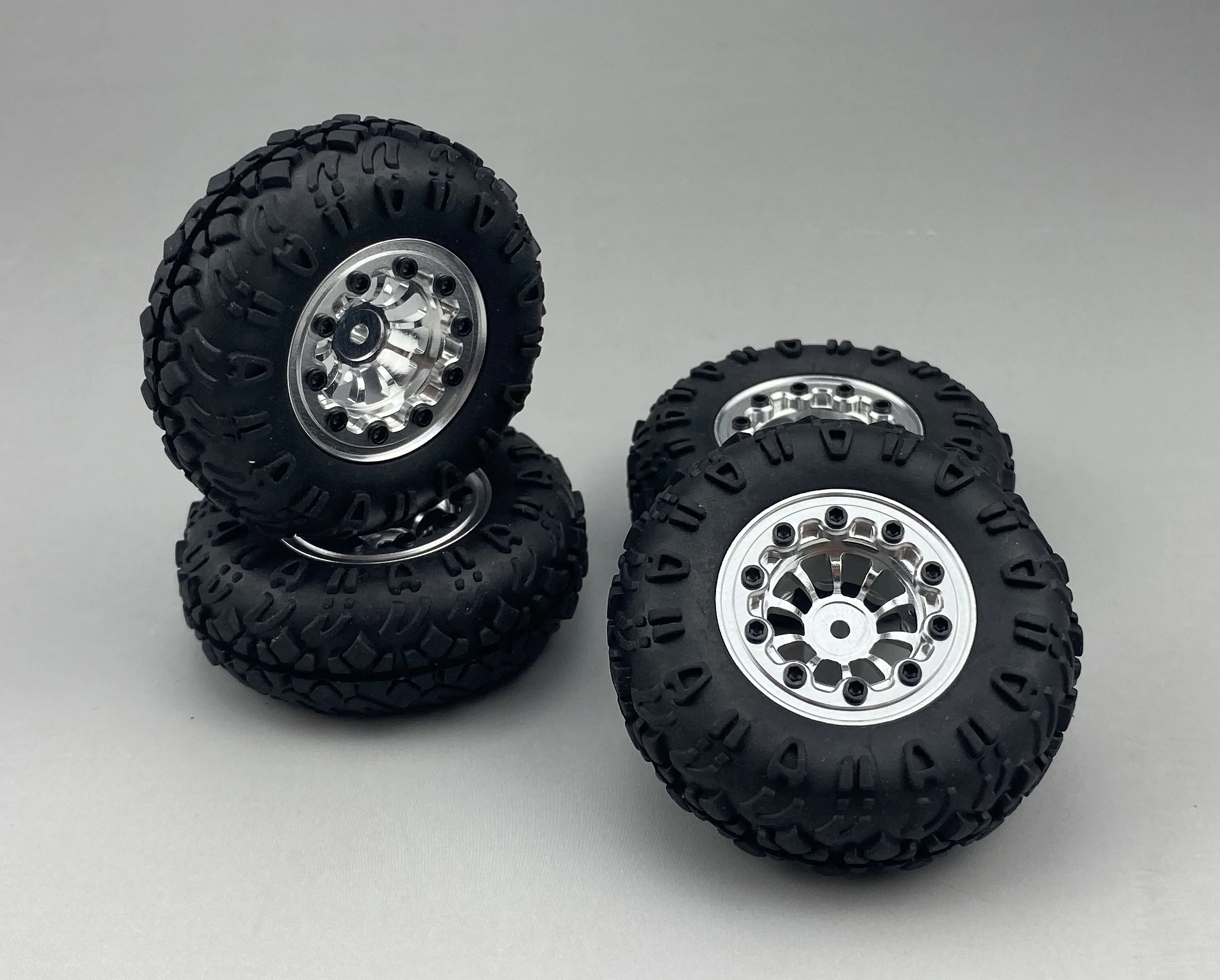 ZERO-Z Kyosho MINI-Z 4X 4 koła aluminiowe z oponami srebrny dla MINIZ 4X4 Jimny/JEEP Wrangler Rubicon/(4 sztuk/5 sztuk) # Z-403S-4