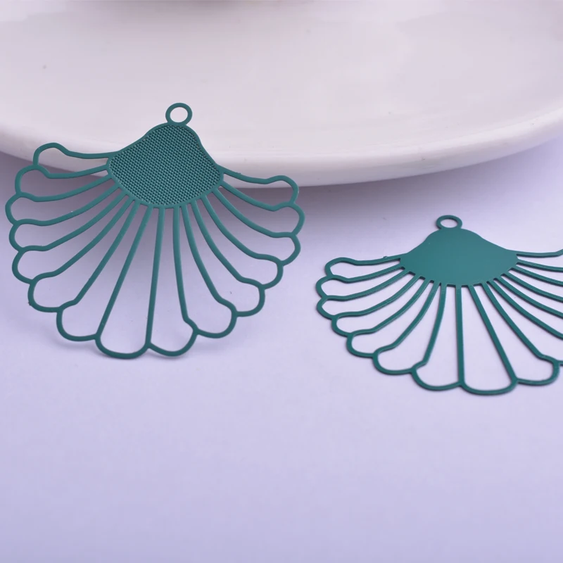 30 Stück AB5017 38*40mm fächerförmige Charms, hohle Blumenanhänger für DIY-Schmuckherstellung – Detail 6