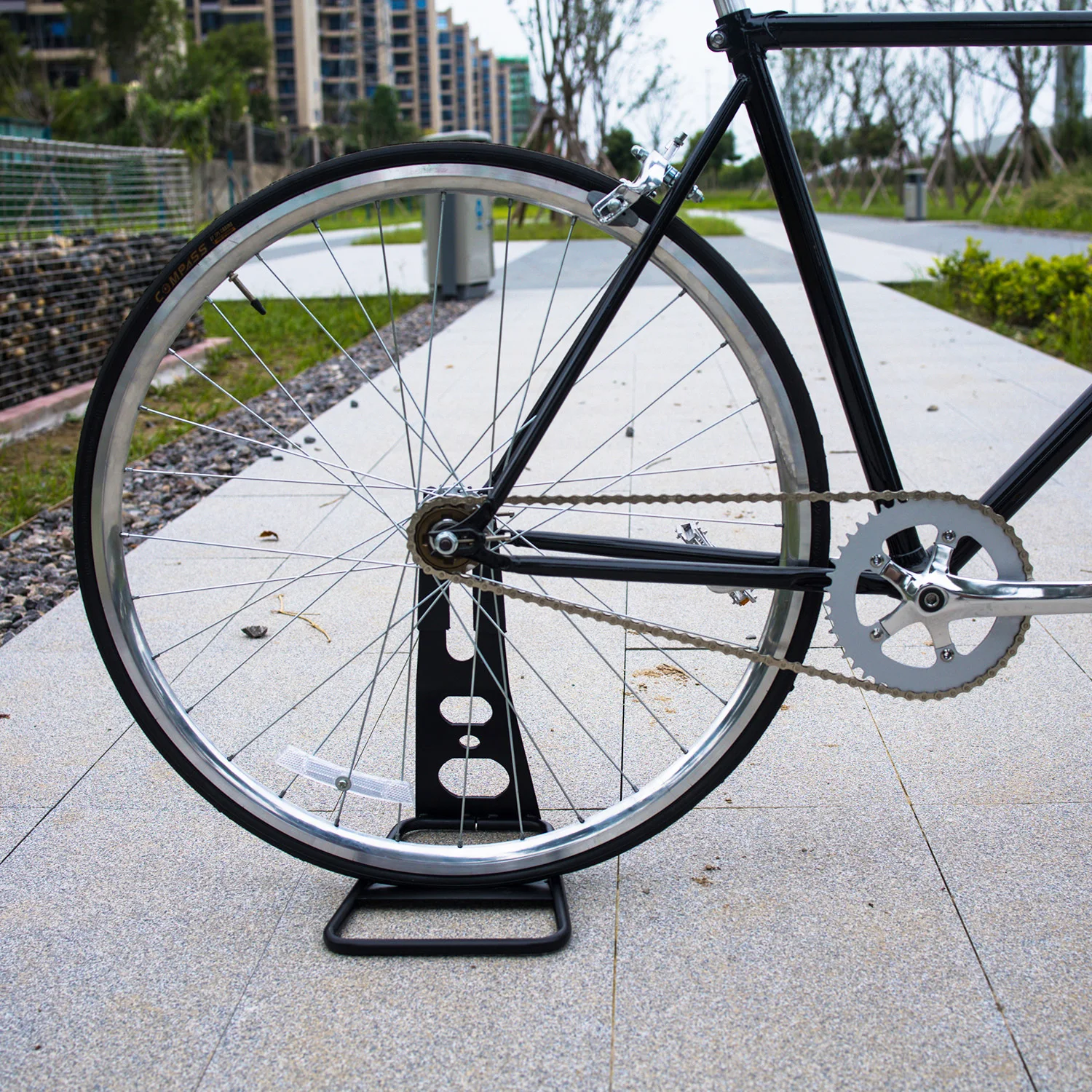 Vintage Bicycle Steel Frame Curved Fork 700C Wheels Single Speed Commuting Bike