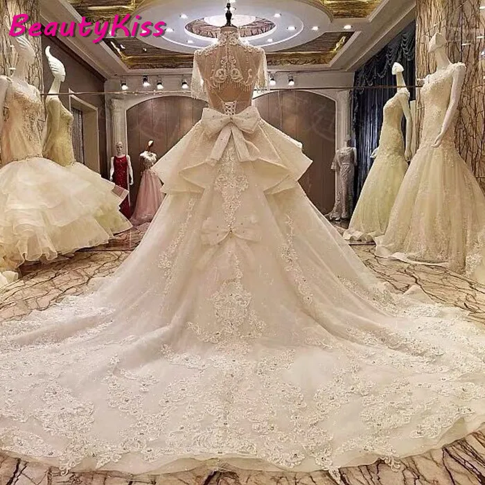 Abiti da sposa arabi di lusso cristalli pizzo collo alto abiti da sposa perline Appliques Royal Train abiti da sposa con fiocco