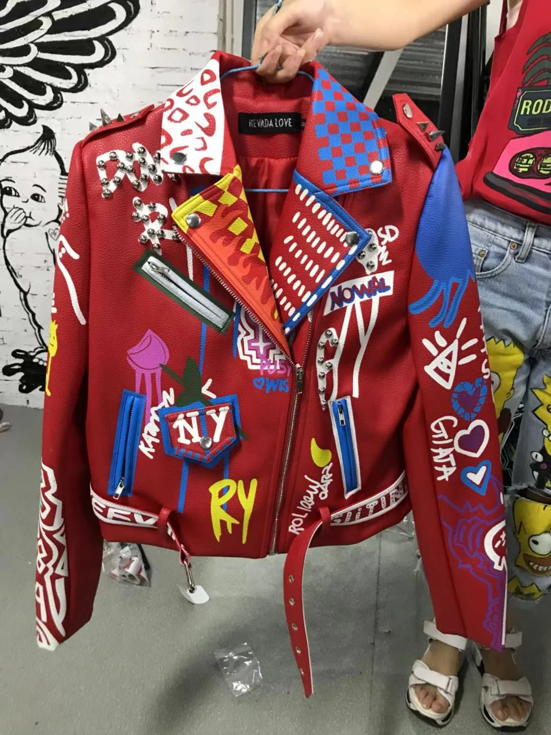 Chaqueta de cuero con remaches y grafiti para mujer, abrigo de manga larga con solapa y cinturón, estilo Punk, color rojo, Y1162, novedad de primavera, 2023