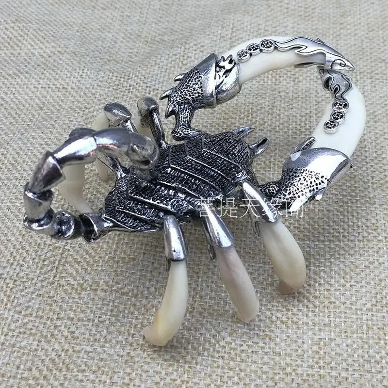 [Grafts] Best quality room Ornaments China Teeth of wolves Tibetan silver Scorpion Pendant decorate Statue home decoration