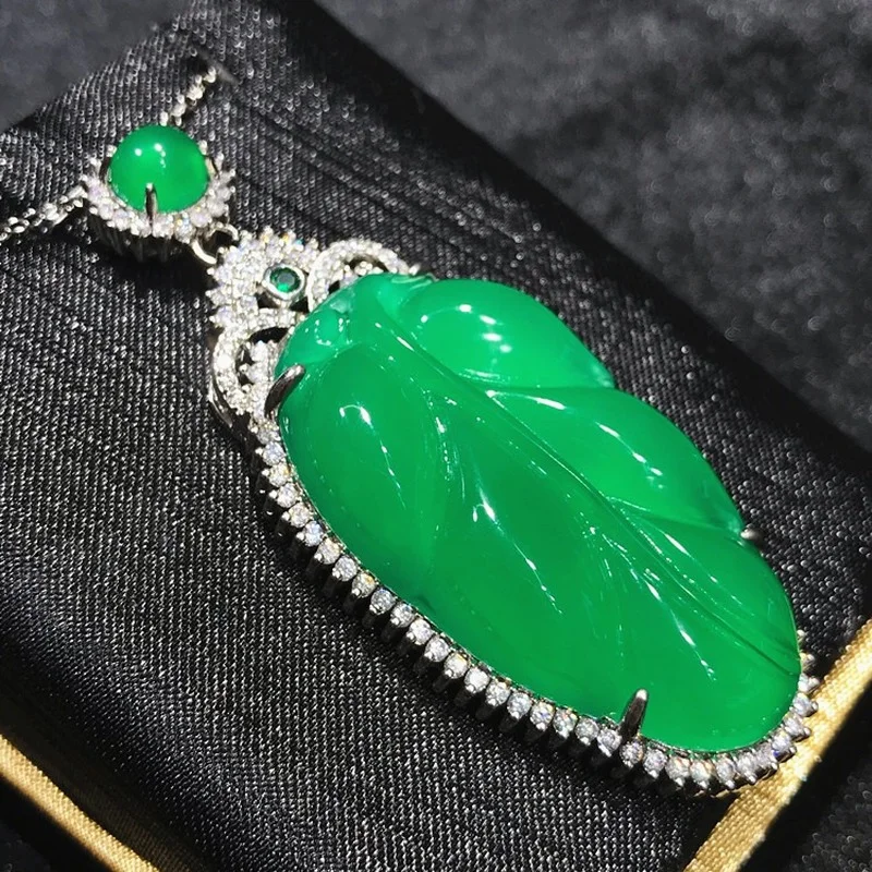 High Ice Chalcedony Leaves Inlaid Pendant Agate Handmade Gold Branches and Jade Leaves Pendant Jewelry